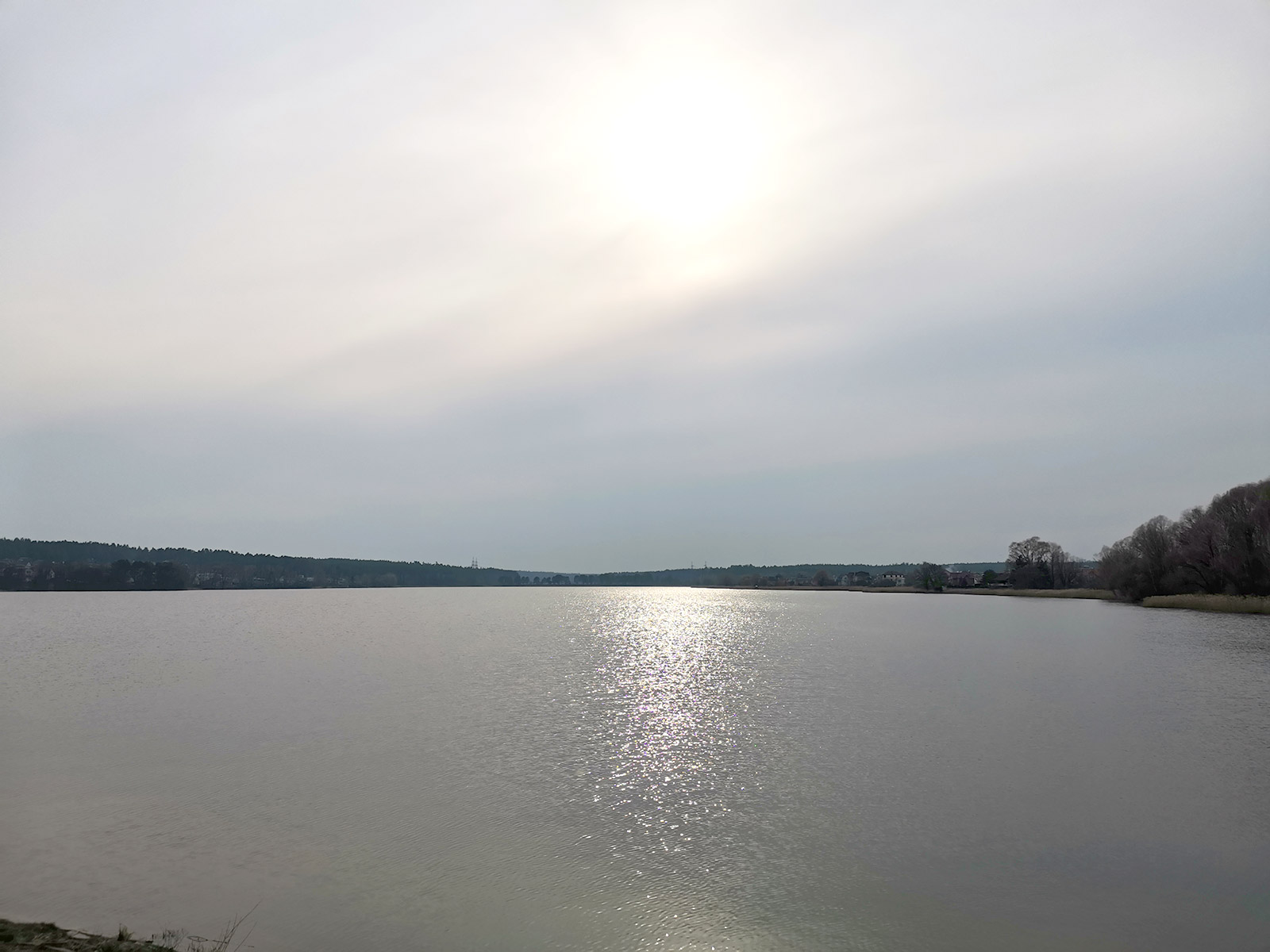 Водоем озеро на участке возле частного дома. Коттеджный городок под Киевом
