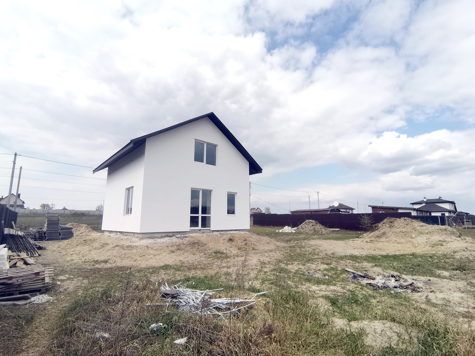 Строительство и продажа дома под Киевом. Коттеджный городок Михайловский Хутор